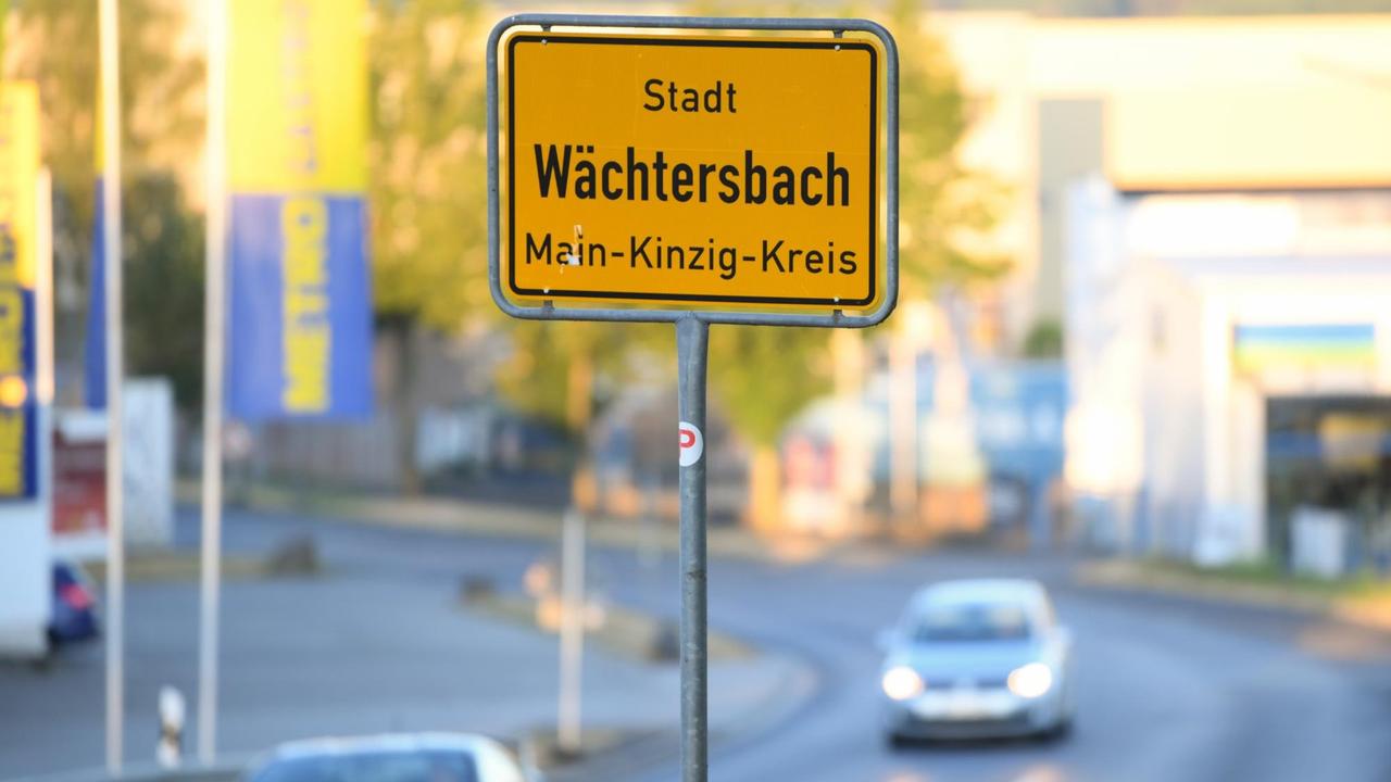 Ein Ortsschild steht an der Industriestraße des Industriegebiets der Stadt Wächtersbach.