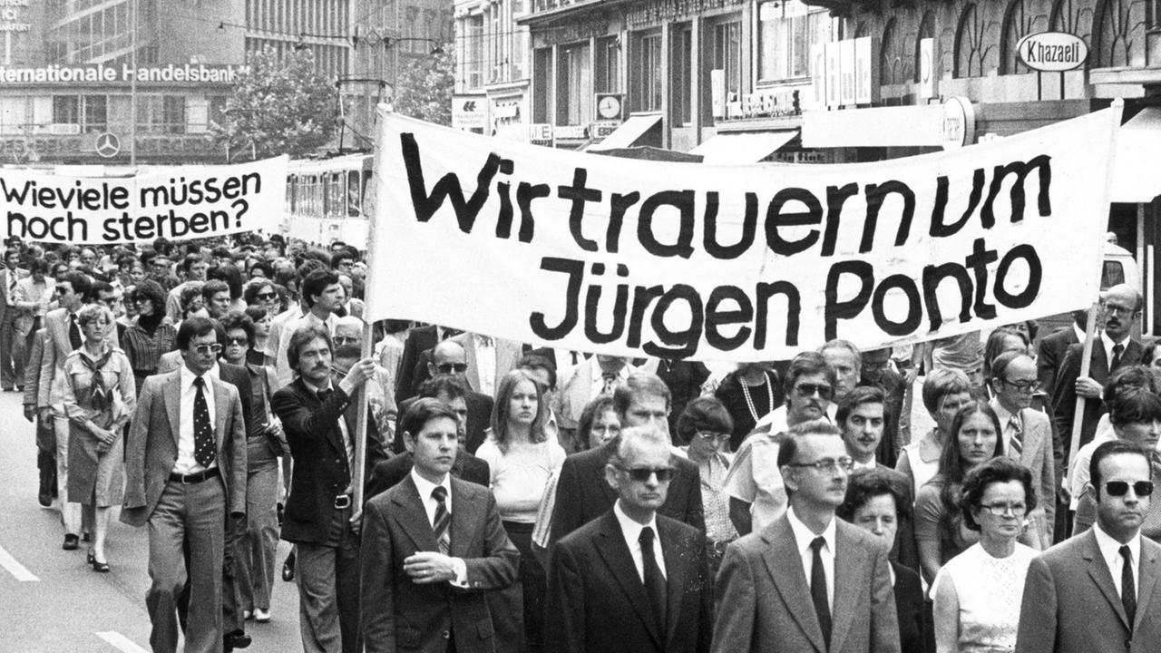 Jürgen Ponto war am 30. Juli 1977 in seinem Haus in Oberursel bei Frankfurt von RAF-Terroristen erschossen worden: 3000 Bank-Angestellte gedachten seiner in der Frankfurter Innenstadt.