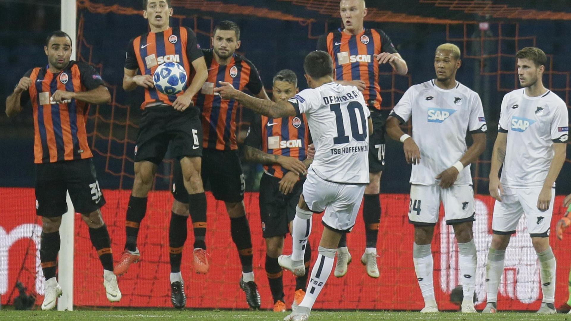 Das Foto zeigt den Hoffenheimer Kerem Demirbay beim Frei-Stoß gegen Schachtjor Donezk.