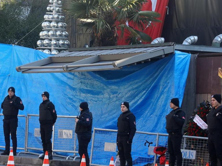 Polizisten vor dem Nachtclub Reina in Istanbul zwei Tage nach dem tödlichen Anschlag.