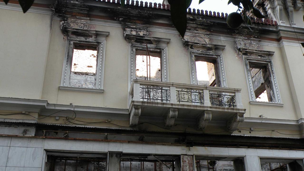 Ausgebranntes klassizistisches Gebäude aus dem 19. Jahrhundert