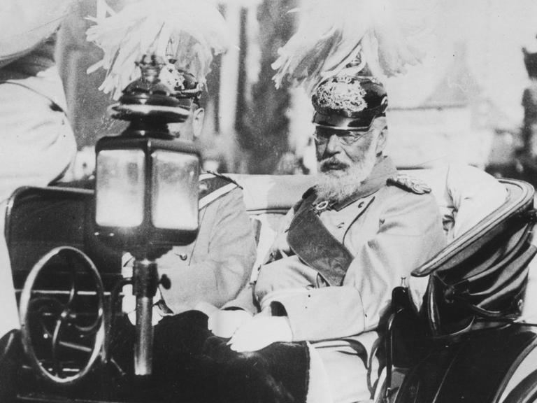 Prinzregent Ludwig (der spätere König Ludwig III.) von Bayern sitzt bei einem Besuch in Leipzig zur Einweihung des Voelkerschlachtdenkmals am 18. Oktober 1913 in einer Kutsche.
