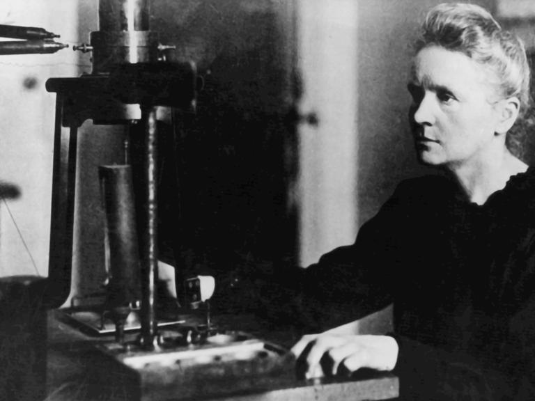 Die polnisch-französische Wissenschaftlerin Marie Curie in ihrem Labor (undatiert). Sie wurde am 7.11.1867 in Warschau geboren und studierte an der Sorbonne in Paris.