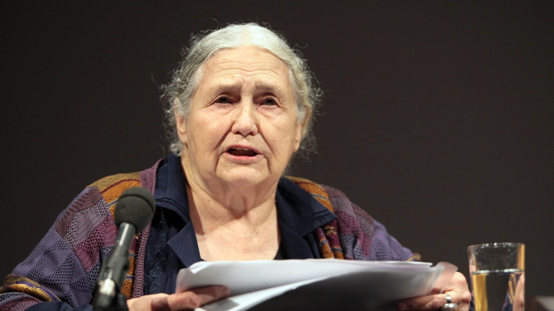 Die britische Autorin Doris Lessing stellte am 03.10.2007 im Thalia Theater in Hamburg ihr Buch "Die Kluft" vor. Die britische Autorin Doris Lessing stellte am 03.10.2007 im Thalia Theater in Hamburg ihr Buch "Die Kluft" vor.