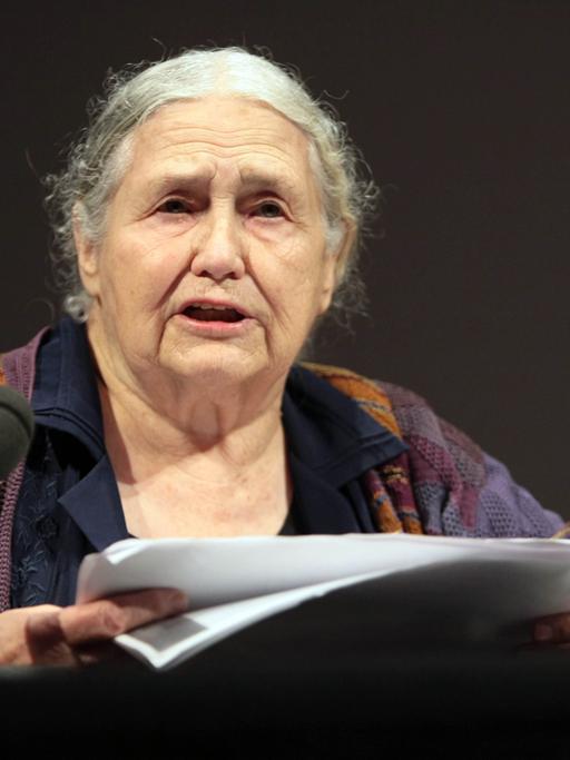 Die britische Autorin Doris Lessing stellte am 03.10.2007 im Thalia Theater in Hamburg ihr Buch "Die Kluft" vor.