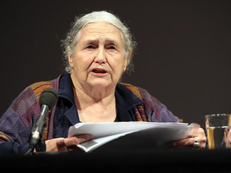 Die britische Autorin Doris Lessing stellte am 03.10.2007 im Thalia Theater in Hamburg ihr Buch "Die Kluft" vor.