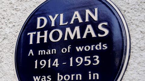 Eine Plakette erinnert am Geburtshaus von Dylan Thomas an den Dichter.