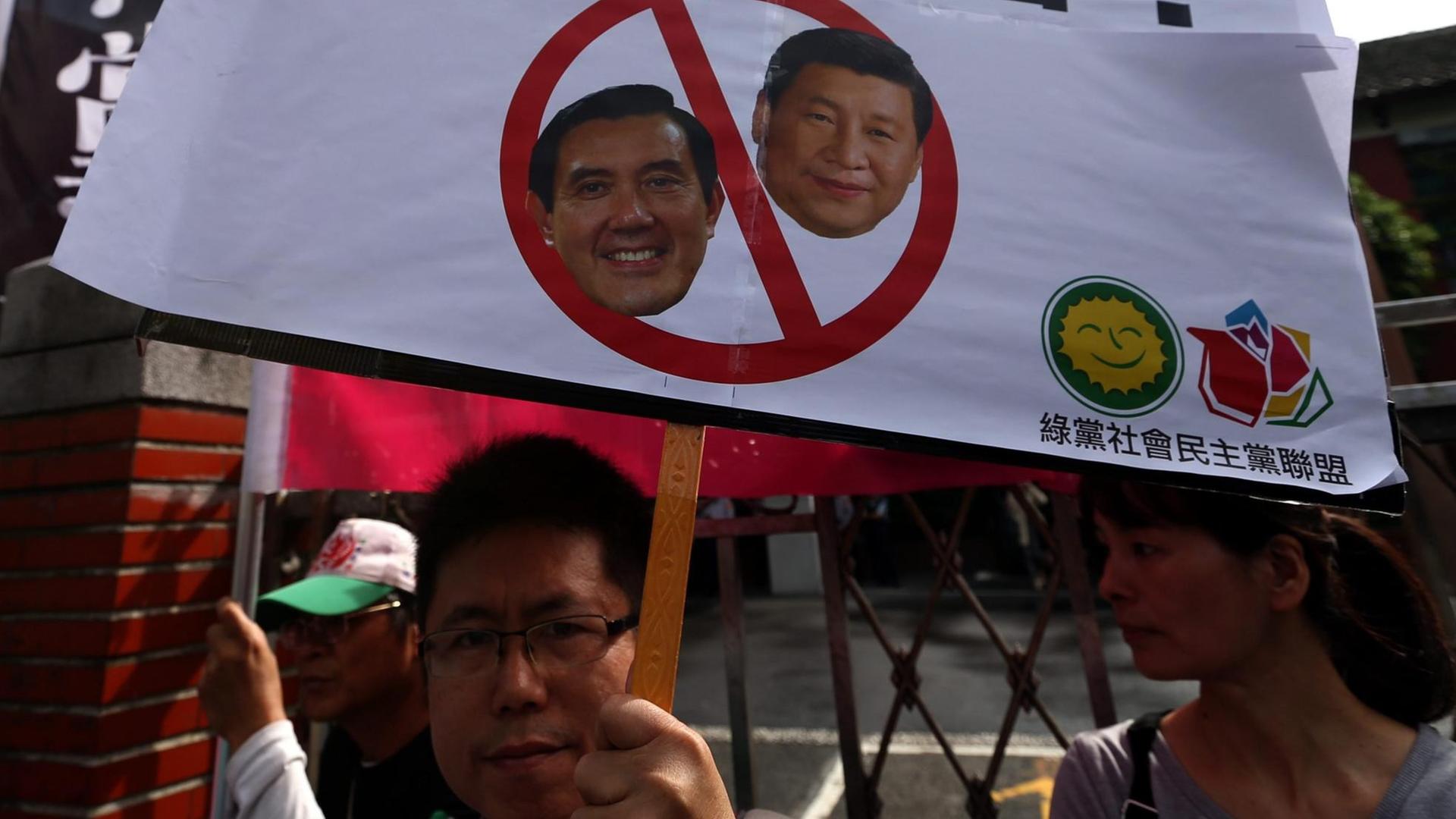 Proteste in Taipeh gegen das Treffen des Präsidenten Ma Ying-jeou mit seinem chinesischen Amtskollegen Xi Jinping.