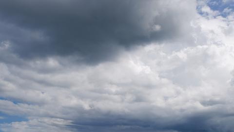 Wolkenverhangener Himmel über einem Strand 