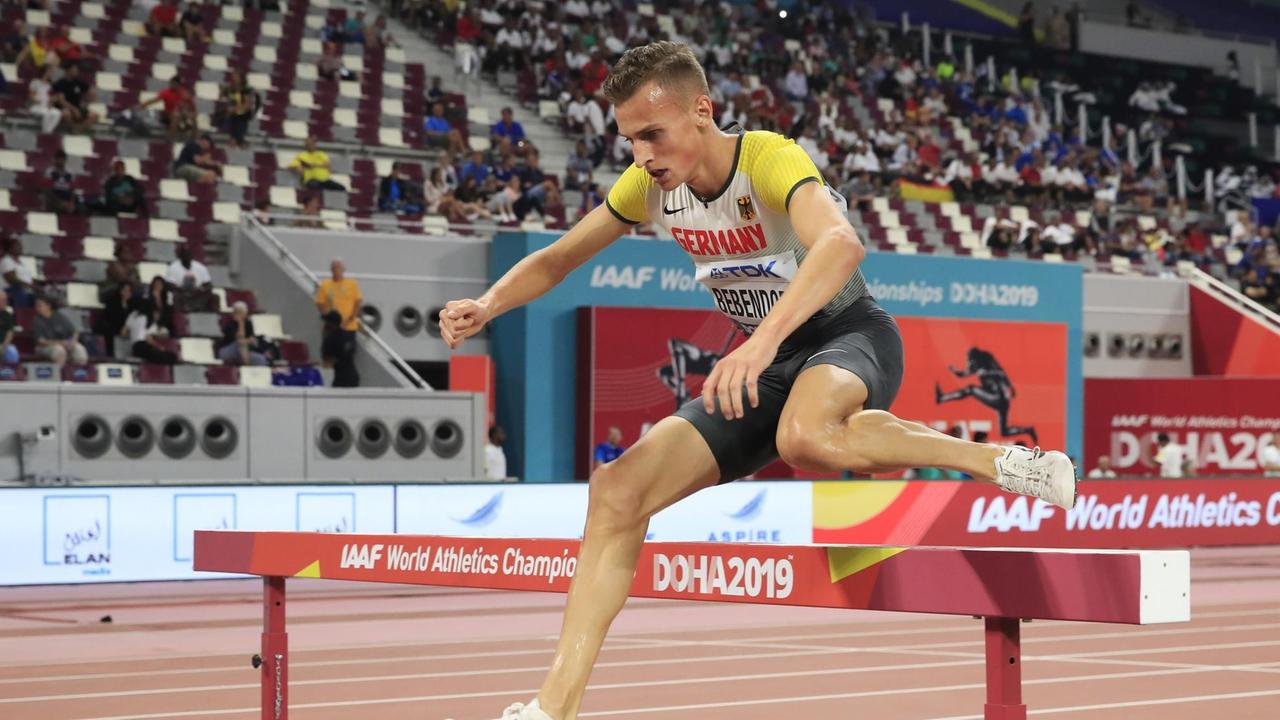 Karl Bebendorf springt über eine Hürde beim 3000-Meter-Hindernislauf bei den Leichtathletik-Weltmeisterschaften in Doha 2019.