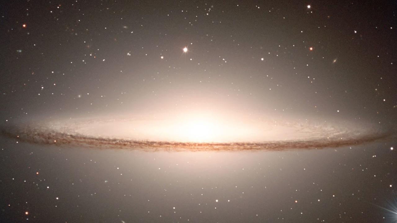 Die Spiralgalaxie M 104 erinnert wegen des breiten Staubbandes an einen Sombrero 