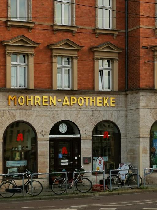 Blick auf die Fassade der Mohren-Apotheke in Halle