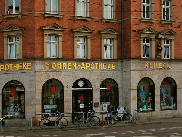 Blick auf die Fassade der Mohren-Apotheke in Halle