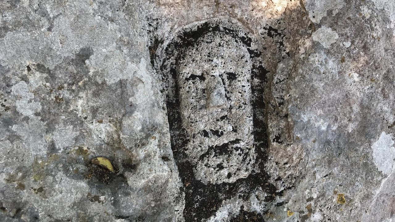 Steinrelief eines Gesichtes. Das Bild zeugt von der prähistorischen Besiedlung Mallorcas. 