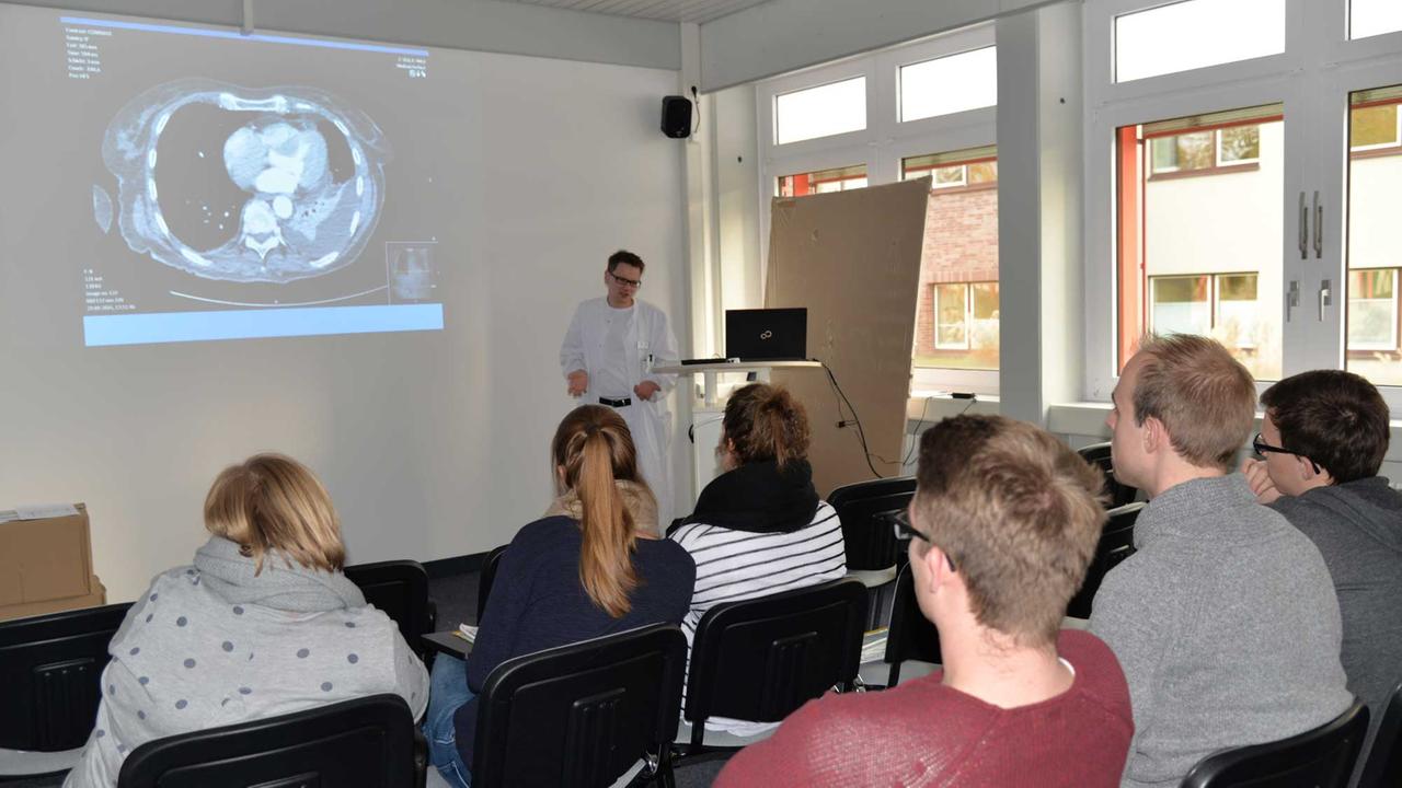 Studenten der Ruhruniversität Bochum bei einer Vorlesung in Minden. 
