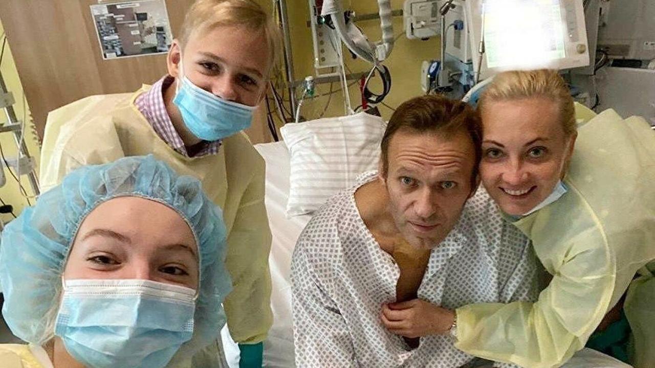 Alexej Nawalny hat am Dienstag ein Lebenszeichen aus dem Krankenhaus gesendet