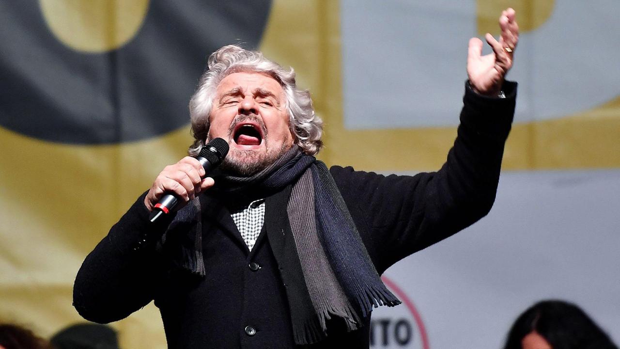 Beppe Grillo, der Anführer der "5-Sterne"-Bewegung, wirbt am 2. Dezember 2016 in Turin für ein "Nein" beim Referendum über eine Verfassungsreform in Italien.