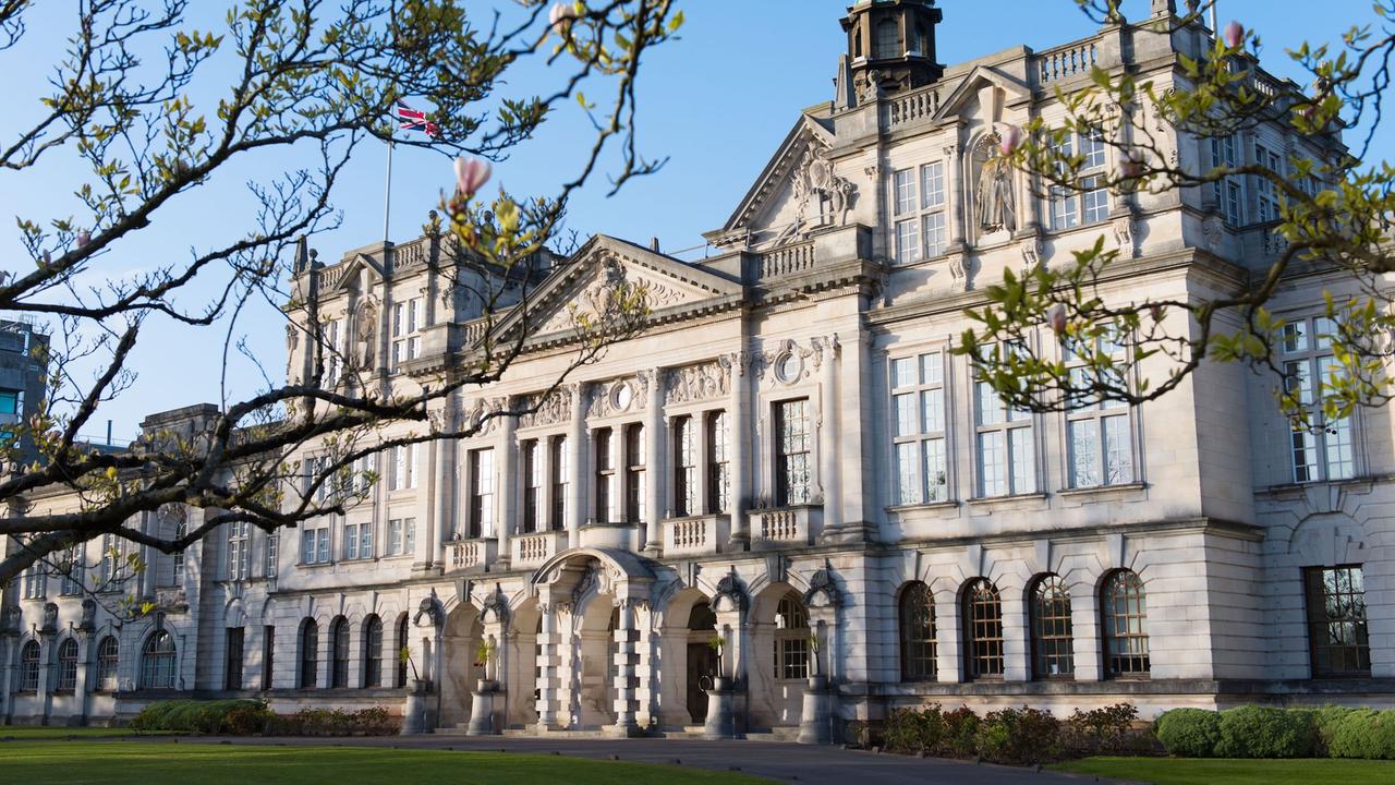 Das Bild zeigt das große, repräsentative Universitätsgebäude der Universität von Cardiff.