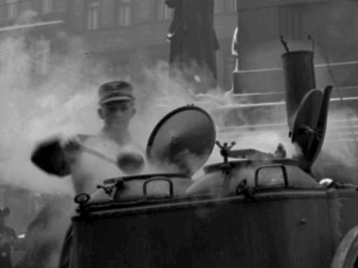 In der Prager Innenstadt bieten deutsche Soldaten im März 1939 Eintopf aus der Gulaschkanone an. Was als eine Geste des guten Willens gedacht war, empfanden die Prager, deren Stadt wenige Tage zuvor (15.03.1939) von der Wehrmacht besetzt worden war, weitgehend als Demütigung. Das zwischen Chamberlain, Daladier, Mussolini und Hitler geschlossene Münchner Abkommen vom 29.09.19938 hatte Hitler-Deutschland freie Hand bei der Besetzung von Teilen der Tschechoslowakei zugesichert.