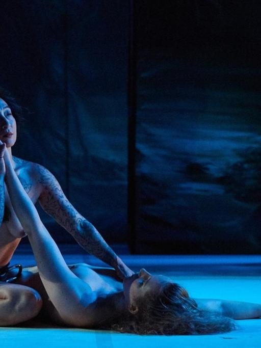 Künstlerinnen knien für das Stück "Tanz" nackt auf der Bühne. Die Theaterstücke von Florentina Holzinger sind umstritten.