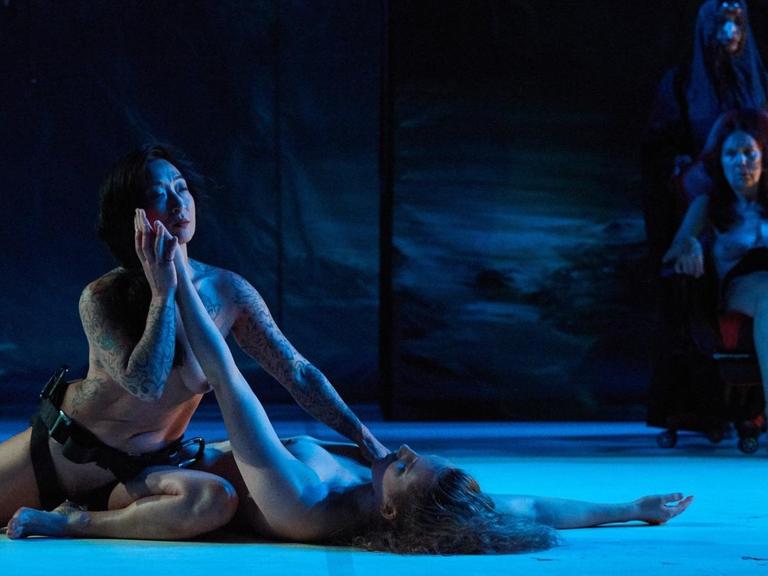 Künstlerinnen knien für das Stück "Tanz" nackt auf der Bühne. Die Theaterstücke von Florentina Holzinger sind umstritten.