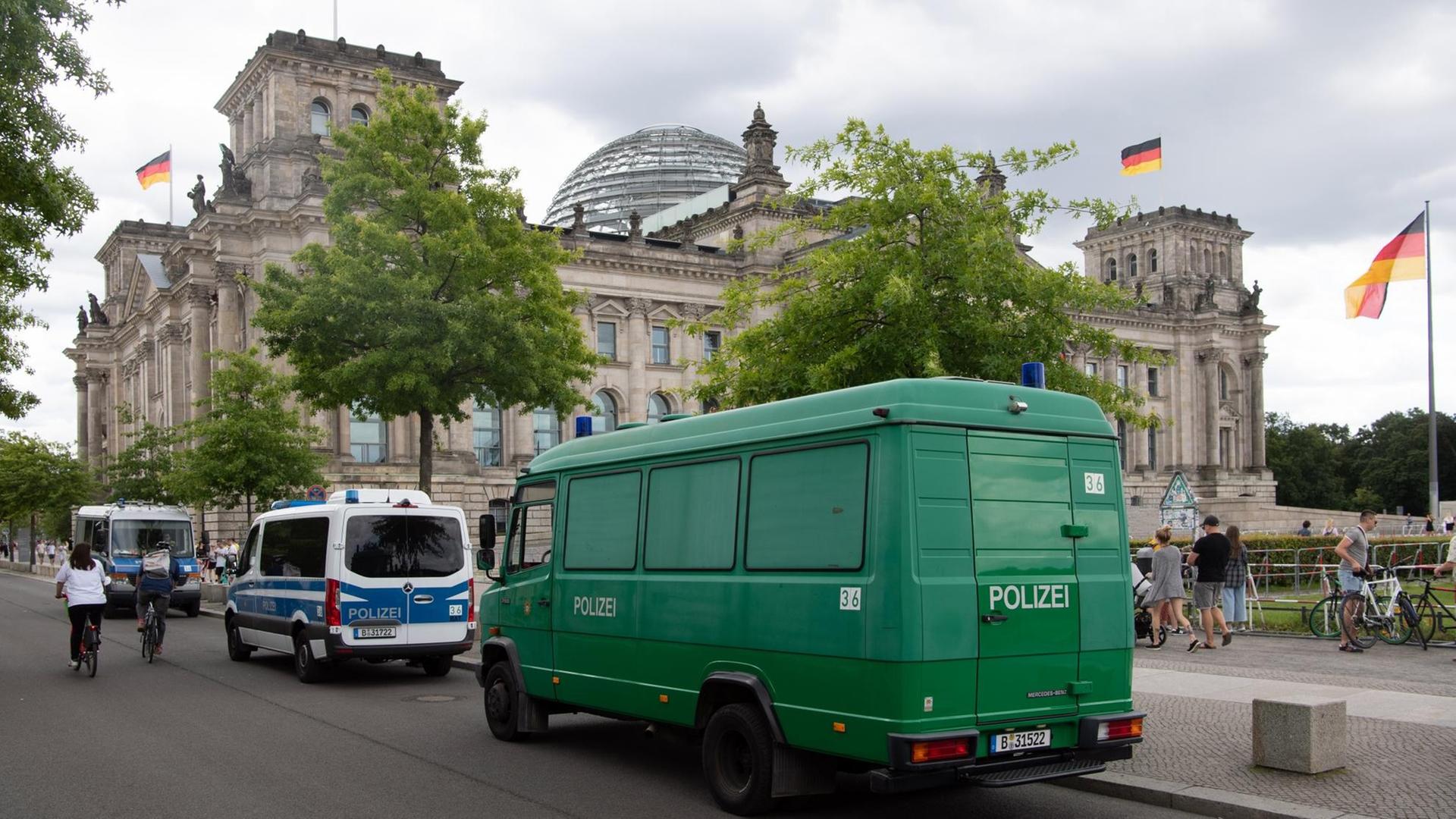 Einsatzwagen der Polizei am Reichstagsgebäude in Berlin (Archivbild) Einsatzwagen der Polizei am Reichstagsgebäude in Berlin (Archivbild)