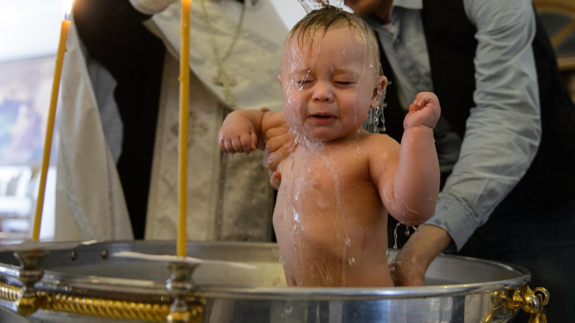 Jekaterinburg, Russland: Ein Baby wird in der St.-Seraphim-von-Sarov-Kirche getauft