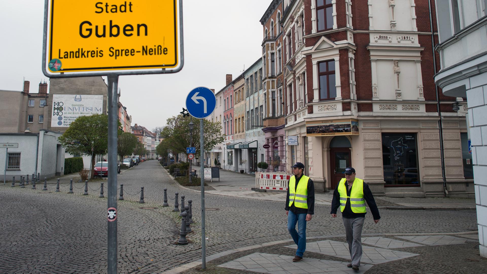 Mitarbeiter der Stadtverwaltung als "Stadtwache" auf Streife in der Grenzstadt Guben in Brandenburg.