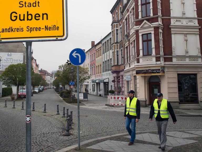 Mitarbeiter der Stadtverwaltung als "Stadtwache" auf Streife in der Grenzstadt Guben in Brandenburg.