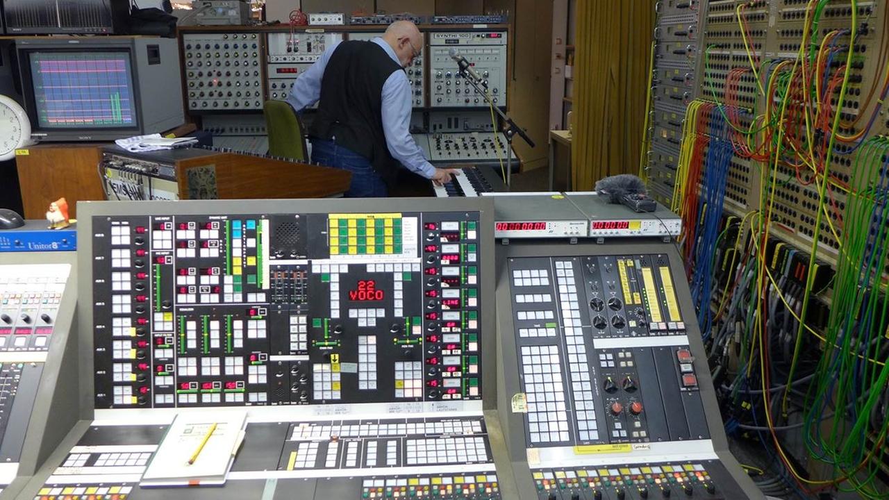 Volker Müller, der Toningenieur von Karlheinz Stockhausen, im "Studio für elektronische Musik"