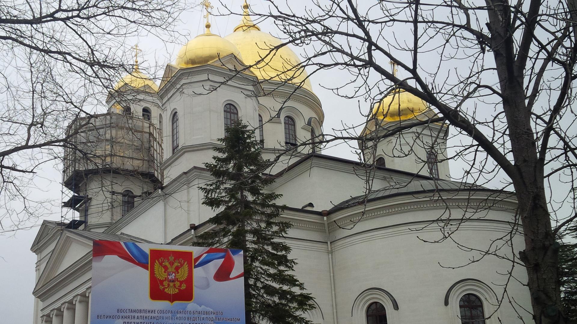 Die Alexander Newskij Kathedrale in Simferopol auf der Krim untersteht dem Moskauer Patriarchat und wird unter Putins Schirmherrschaft renoviert.