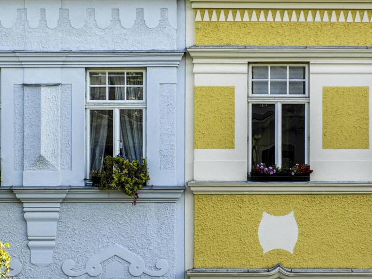 Gelbes und weißes Haus nebeneinander im 18. Bezirk von Wien