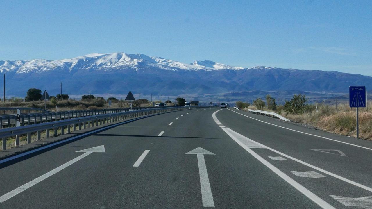 Autobahntrasse ohne Autos in Andalusien