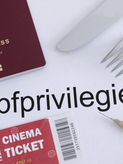 Ein Reisepass, eine Kino-Karte, Besteck und eine Impfspritze vor weißem Hintergrund. In der Mitte steht der Begriff "Impfprivilegien"
