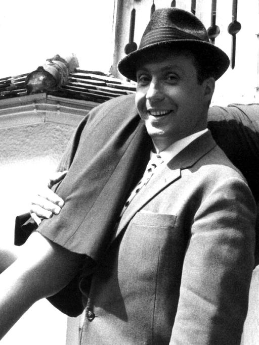 Der Schauspieler, Entertainer und Sänger Peter Alexander "schultert" als Valentien Haase in dem Film "Hilfe - Meine Braut klaut" von 1964 seine Braut (Conny Froboess). Der Österreicher, der eigentlich Peter Alexander Neumayer heißt, wurde am 30.6.1926 in Wien gebore
