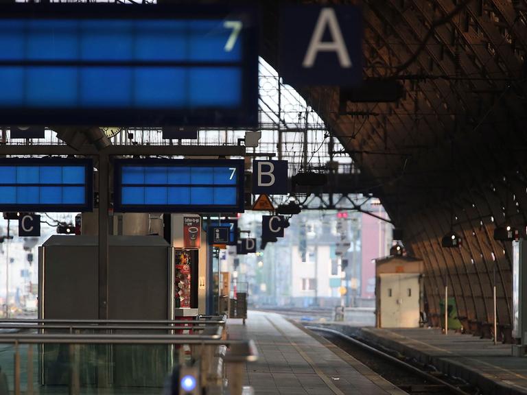 Leere Anzeigtafeln hängen am 22.04.2015 in Köln (Nordrhein-Westfalen) im Hauptbahnhof auf dem Bahnsteig.
