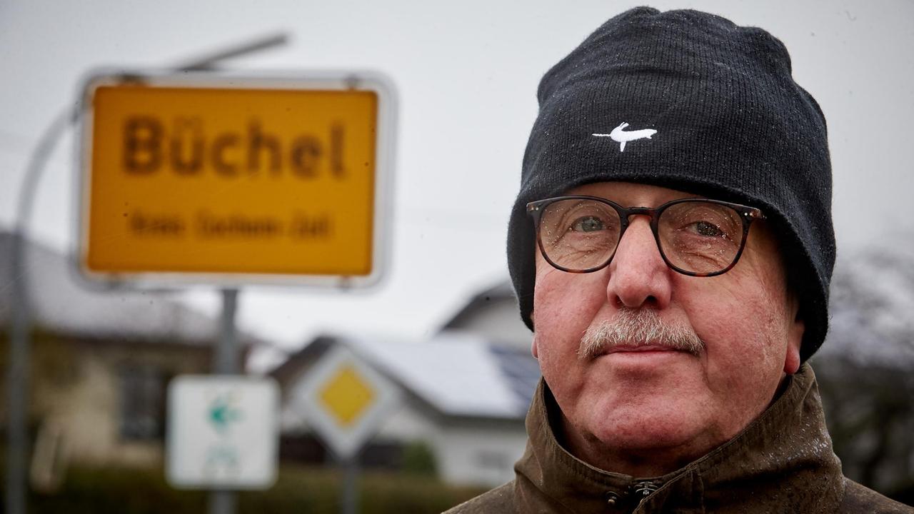 Willi Rademacher, Bürgermeister der Eifelgemeinde Büchel, steht am 27.11.2017 vor dem Ortsschild von Büchel (Rheinland-Pfalz). Der Ort liegt nahe dem Bundeswehr-Fliegerhorst, auf dem US-amerikanische Atombomben vom Typ B61 lagern sollen. 