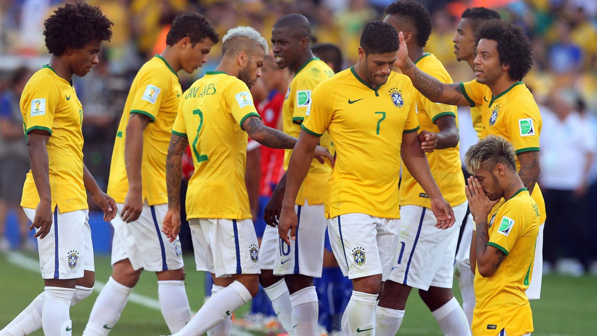 Das Team von Brasilien während des Elfmeterschießens gegen Kolumbien: Hulk (Nr. 7) wird getröstet, Neymar (rechts) meditiert vor seinem Schuss. Das Team von Brasilien während des Elfmeterschießens gegen Kolumbien: Hulk (Nr. 7) wird getröstet, Neymar (rechts) meditiert vor seinem Schuss.