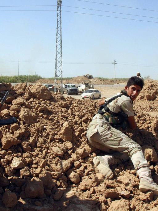 Kurdische Peschmerga kämpfen nahe Kirkuk gegen die Terrormiliz Islamischer Staat.