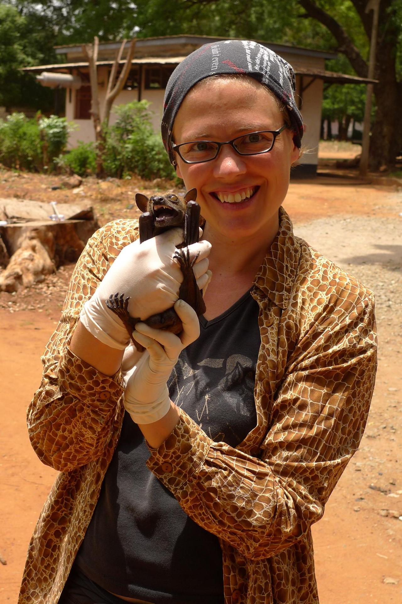 Forscherin Dina Dechmann mit einem afrikanischen Flughund, den sie mit einem GPS-Sender ausgestattet hat.
