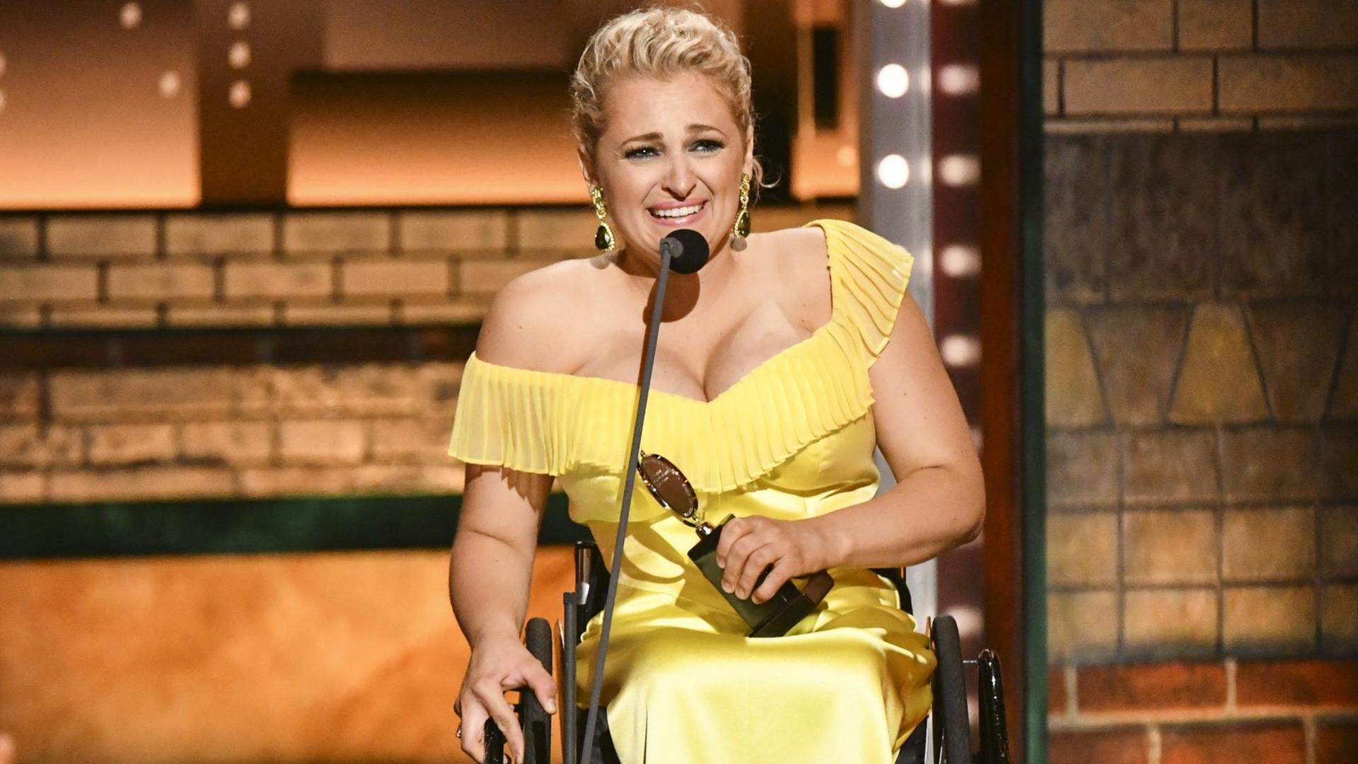 Schauspielerin Ali Stroker nimmt im Rollstuhl den Preis für die beste Musical-Nebendarstellerin in "Oklahoma!" bei der Verleihung der Tony Awards entgegen.