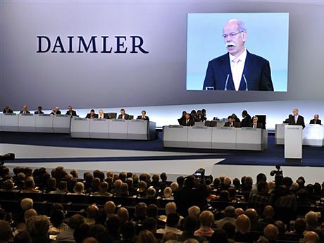 Daimler-Chef Dieter Zetsche spricht in Berlin auf der Hauptversammlung der Daimler AG. Daimler-Chef Dieter Zetsche spricht in Berlin auf der Hauptversammlung der Daimler AG.