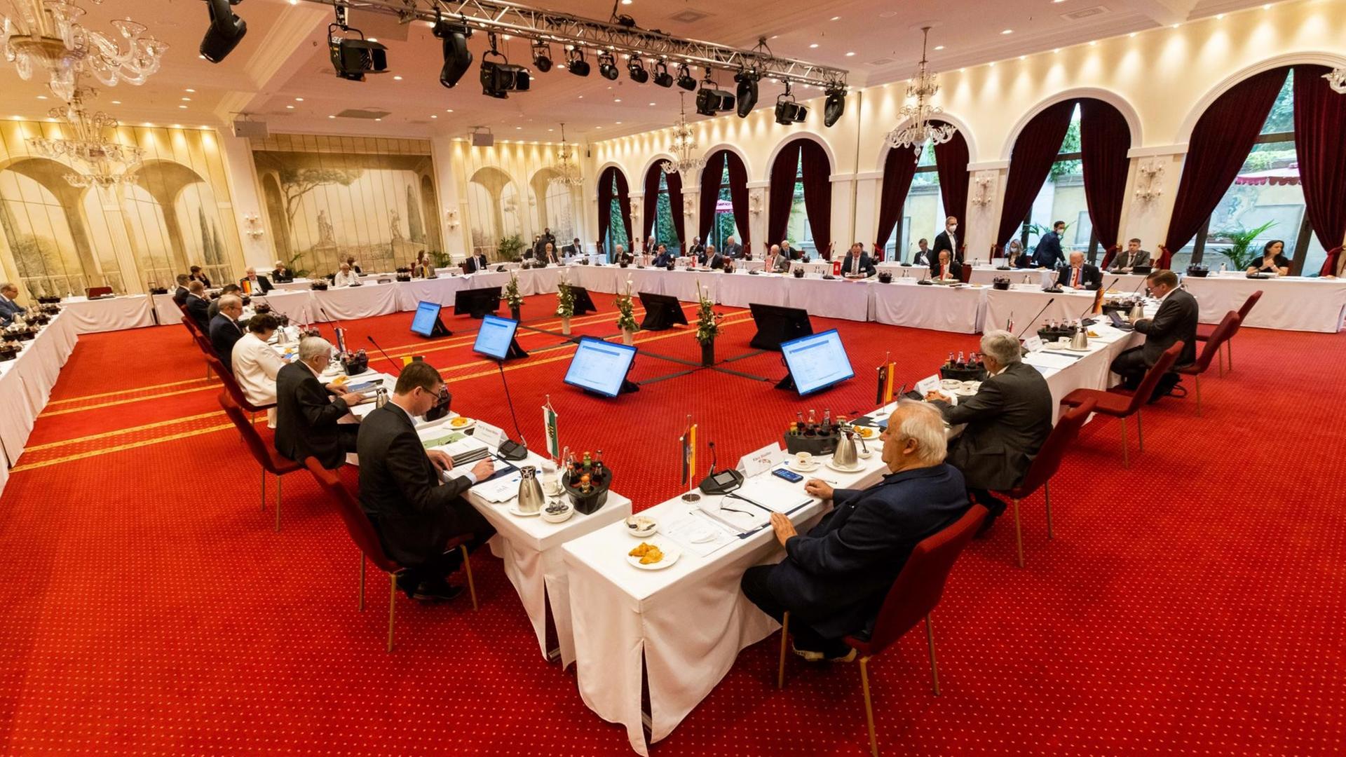 Rust: Die Innenminister und Innensenatoren der Länder und des Bundes sowie ihre Mitarbeiter sitzen bei der Innenministerkonferenz im Plenarsaal.