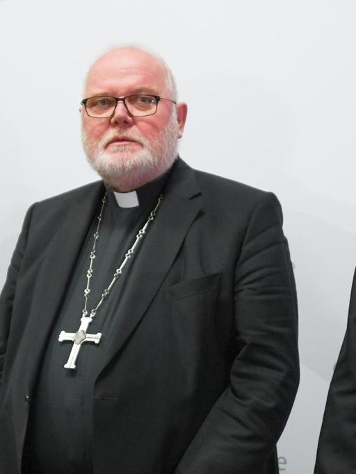 Das Foto zeigt von links nach rechts Harald Dreßing, Professor am Zentralinstitut für Seelische Gesundheit, Kardinal Reinhard Marx, Vorsitzender der Deutschen Bischofskonferenz, und Stephan Ackermann, Bischof von Trier und Beauftragter für Fragen des sexuellen Missbrauchs im kirchlichen Bereich.