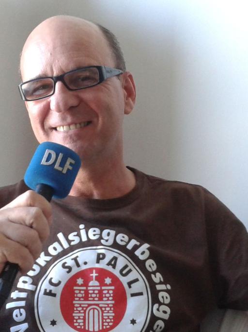 Der brasilianische Schriftsteller Luiz Ruffato trägt ein St.-Pauli-T-Shirt