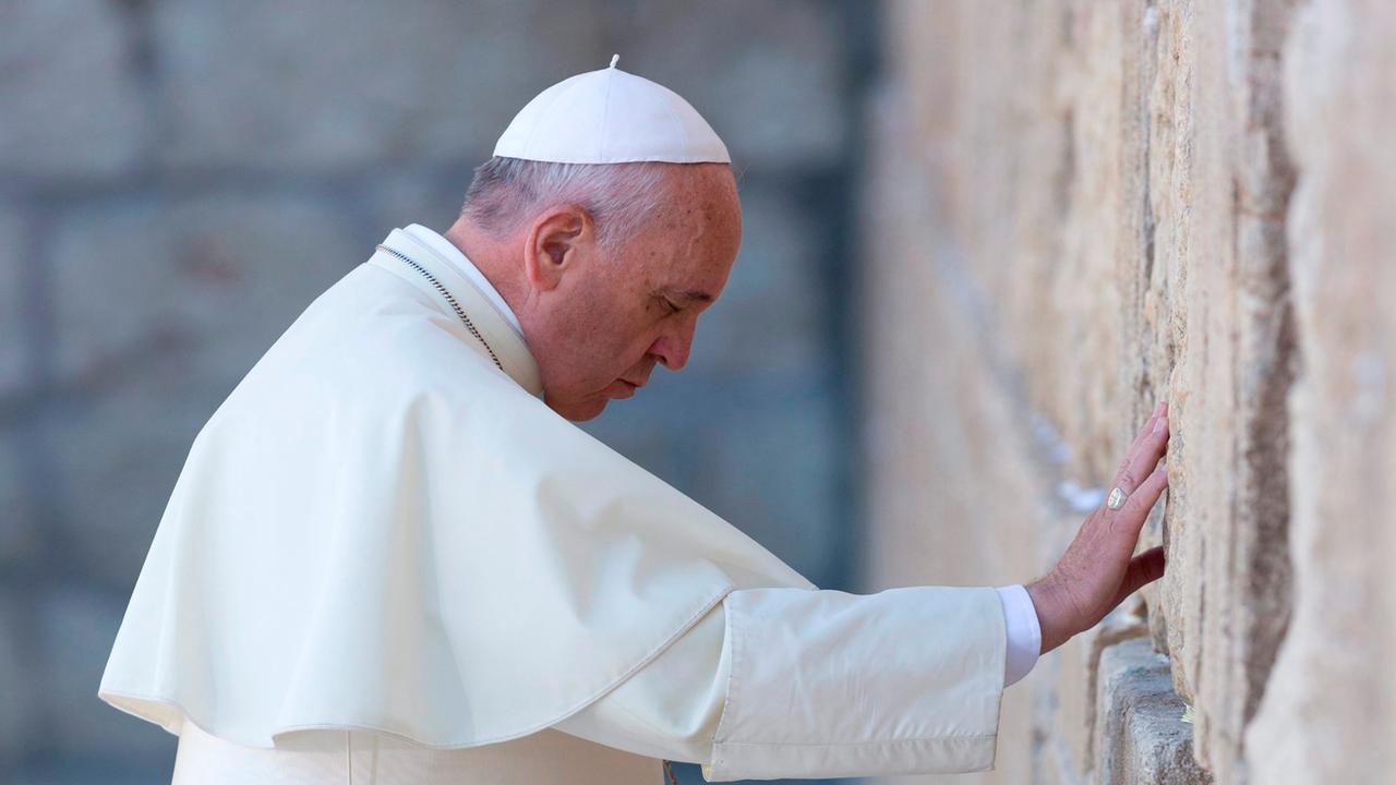 Der Papst an der Klage-Mauer in Jerusalem.