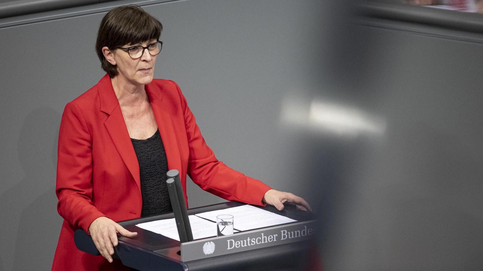 Saskia Esken, Bundesvorsitzende der SPD, spricht während der Debatte zur Aktuellen Stunde zum Klimagipfel in Madrid im Bundestag