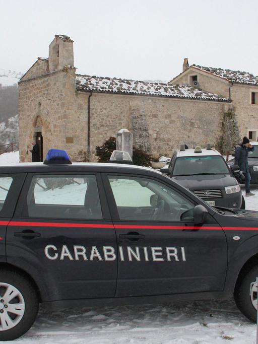 Carabinieri vor der Kirche San Pietro della Ienca - hier wurde eine Reliquie von Johannes Paul II. gestohlen
