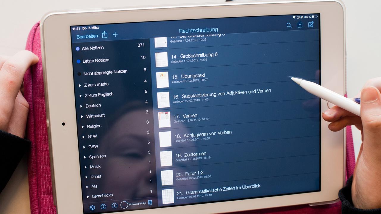 Ein Schülerin einer 7. Klasse bedient ihr iPad mit Unterrichtsmaterialien an der Oberschule Gehrden in der Region Hannover.