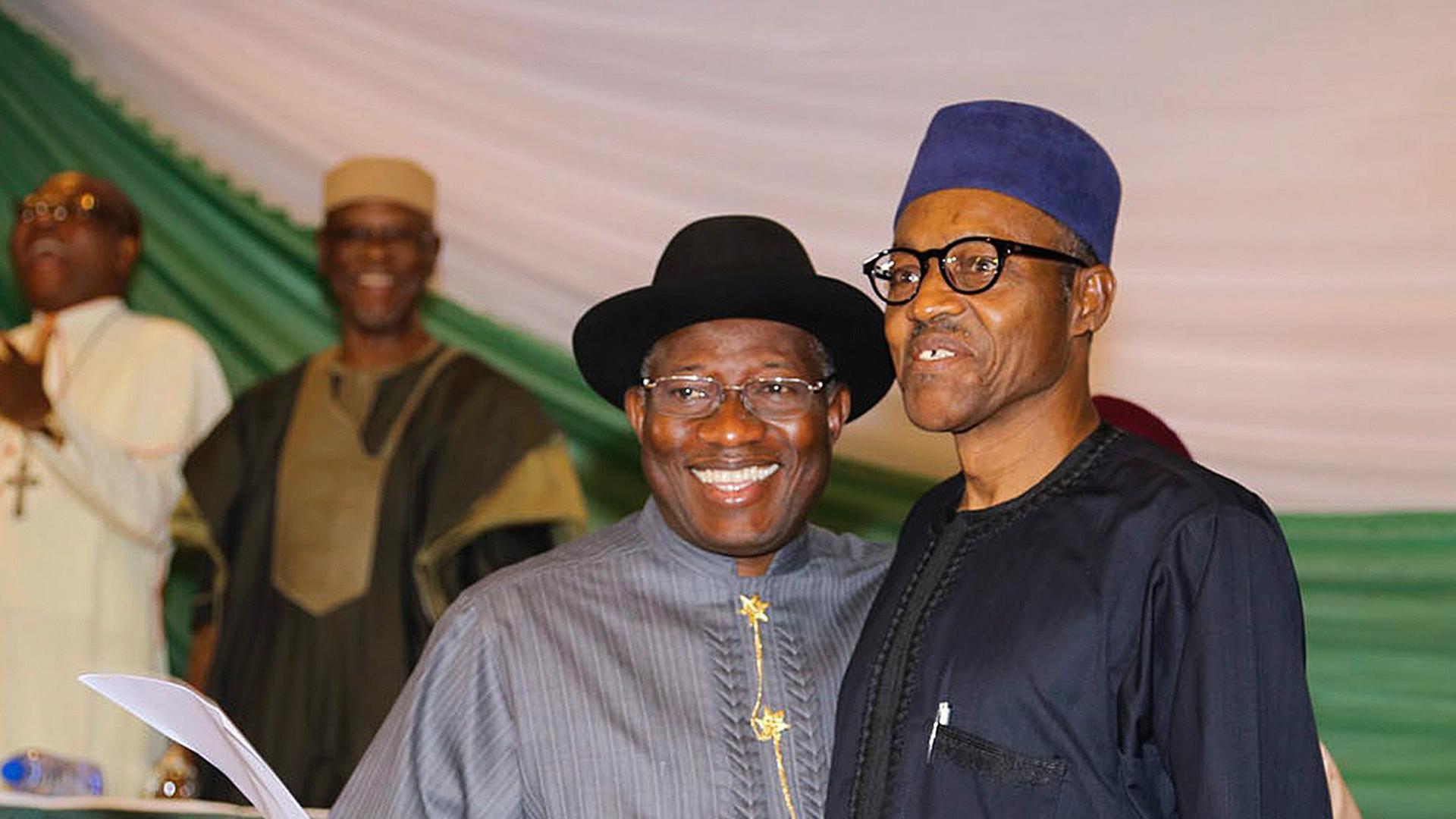 Muhammadu Buhari (r) mit Goodluck Jonathan. Beide lachen.